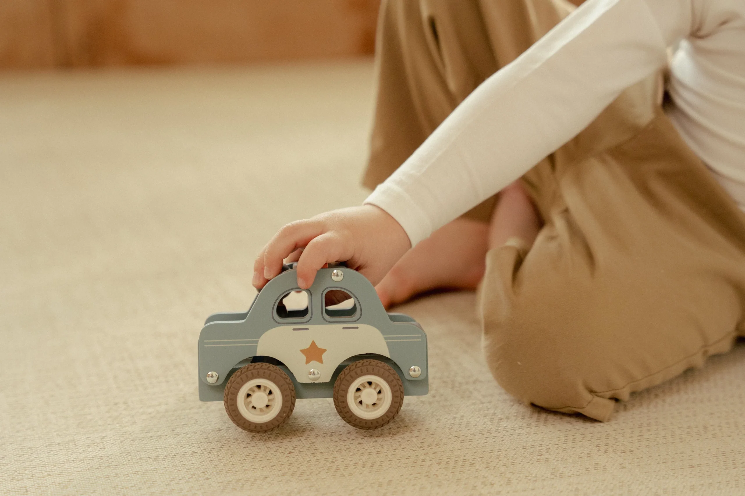 Voiture de police en bois FSC – Jouet d’éveil et jeu de rôle – Image 4