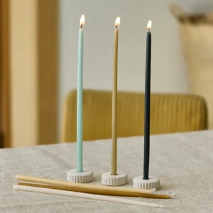 ENSEMBLE DE 3 BOUGEOIRS "SILLAGES" ET 6 BOUGIES