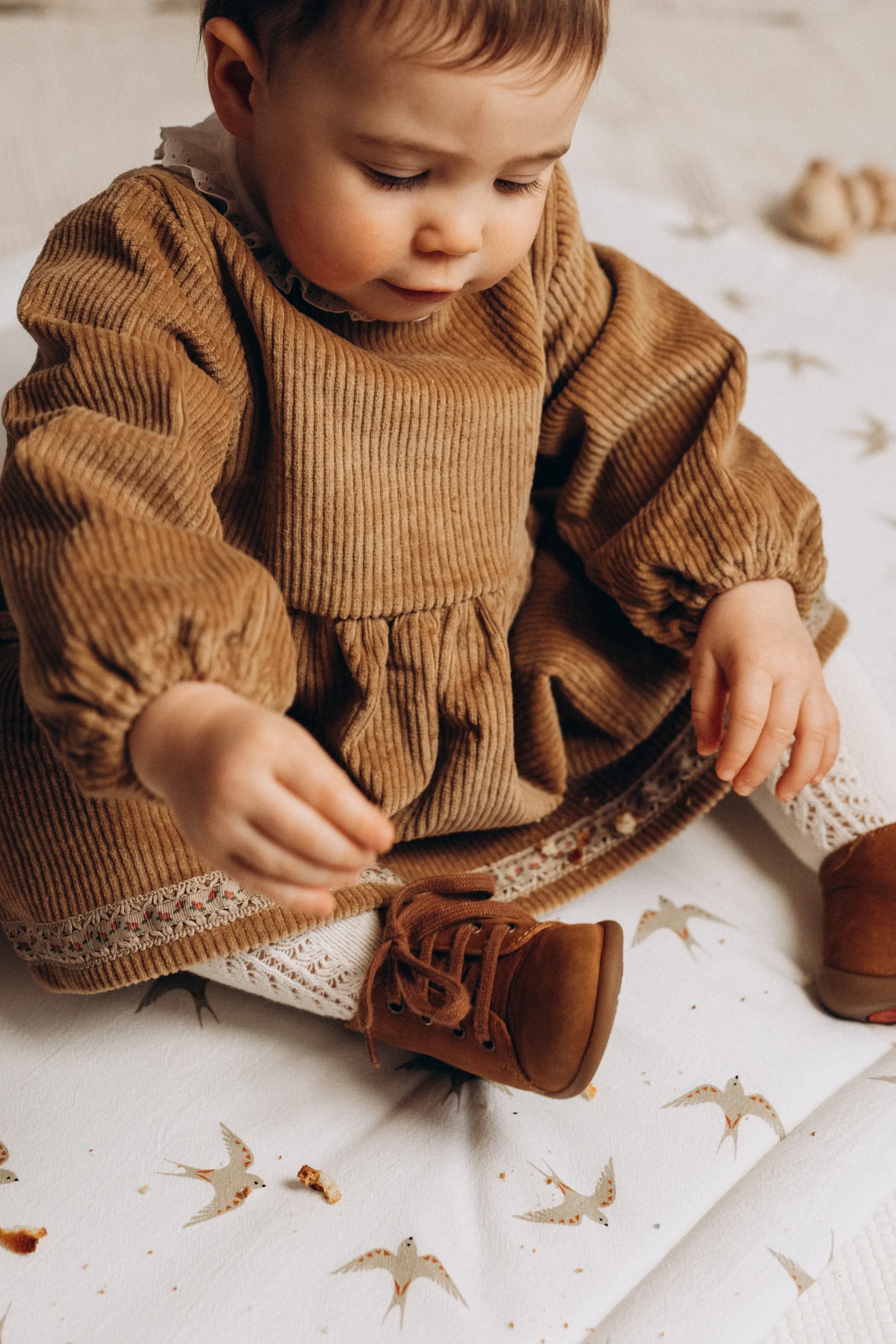 Robe bébé "Margot" à manches longues en velours côtelé de coton BIO lavé caramel – Image 3