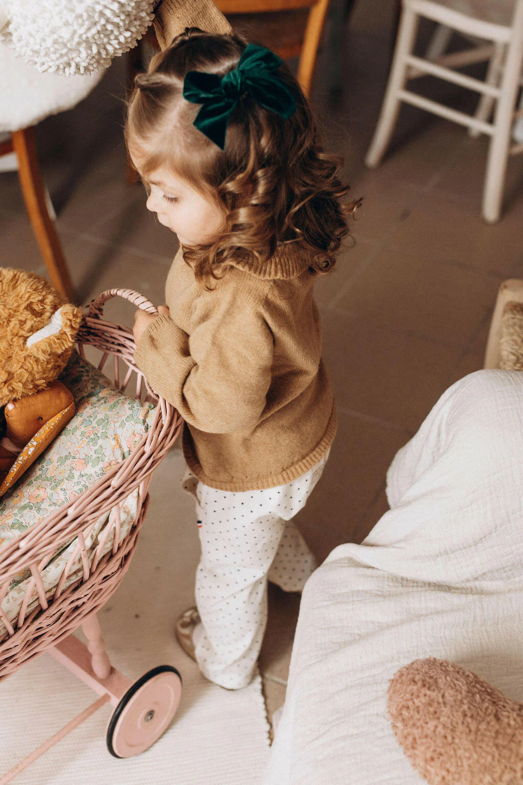 Pantalon bébé "Mahé" en velours côtelé blanc cassé à petits pois noirs – Image 6