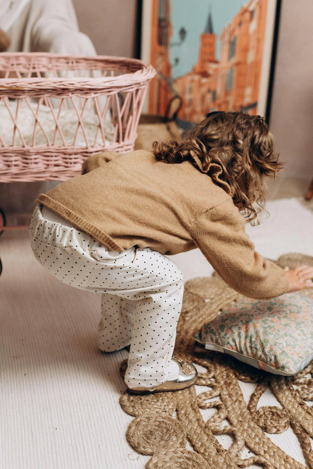 Pantalon bébé "Mahé" en velours côtelé blanc cassé à petits pois noirs – Image 4