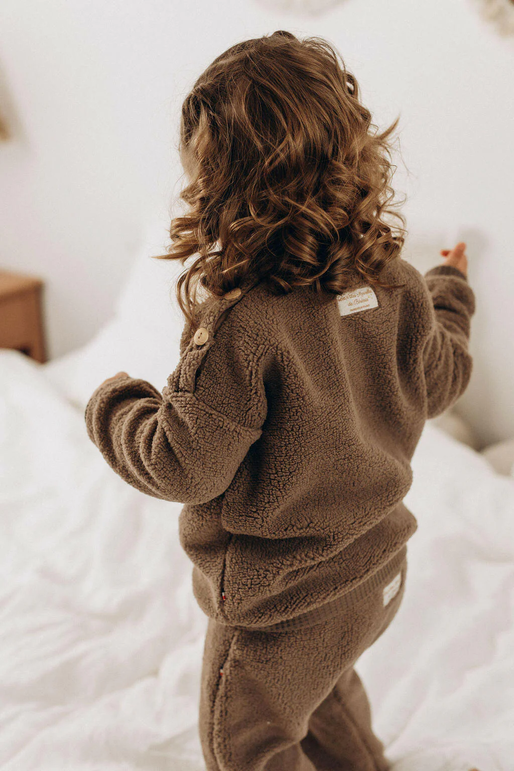 Pantalon bébé cocooning ourson Naël en fausse fourrure mouton sherpa chocolat – Image 4