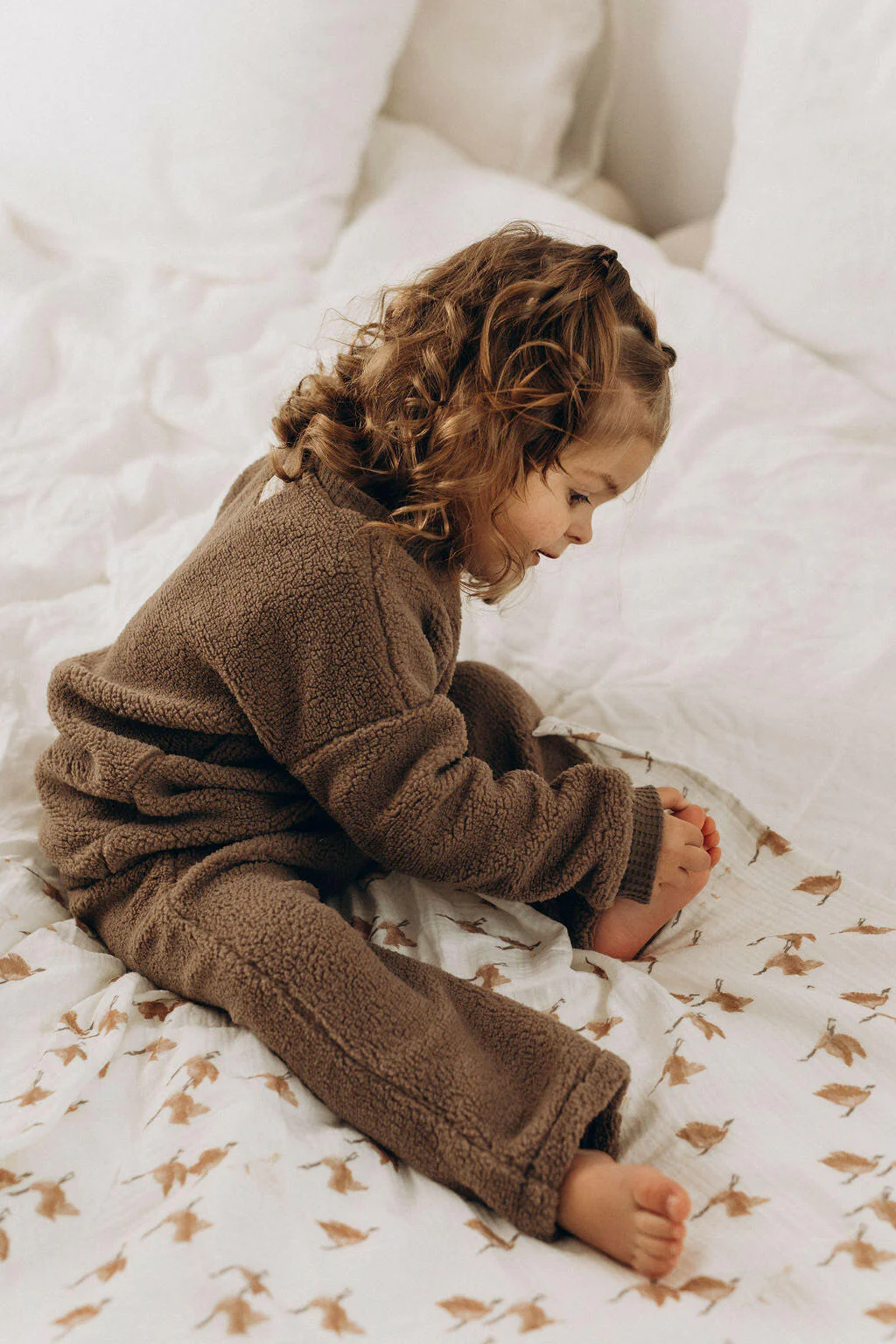 Pantalon bébé cocooning ourson Naël en fausse fourrure mouton sherpa chocolat – Image 3
