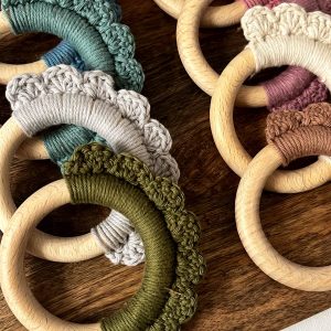 Hochet en bois au crochet