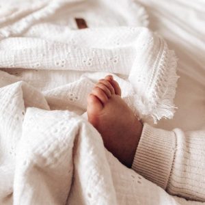 Couverture bébé Bohème "broderie anglaise" gaze de coton blanche, frange et fausse fourrure