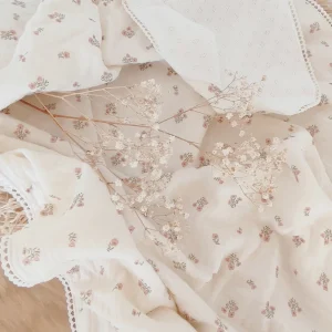 Couverture bébé gaze de coton BIO "Bohème Love" à petites fleurs et dentelle de coton italienne