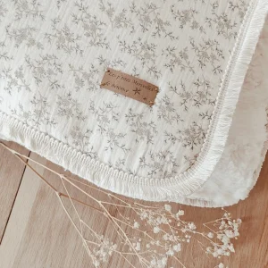 Couverture bébé Bohème "Louison" gaze de coton BIO écru à fleurs, frange et fausse fourrure