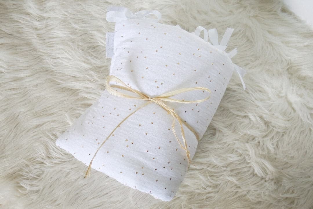 Couffin double gaze de coton blanc à pois dorés – Image 8
