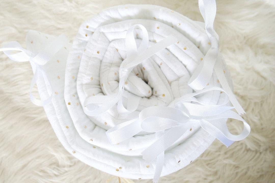 Couffin double gaze de coton blanc à pois dorés – Image 7