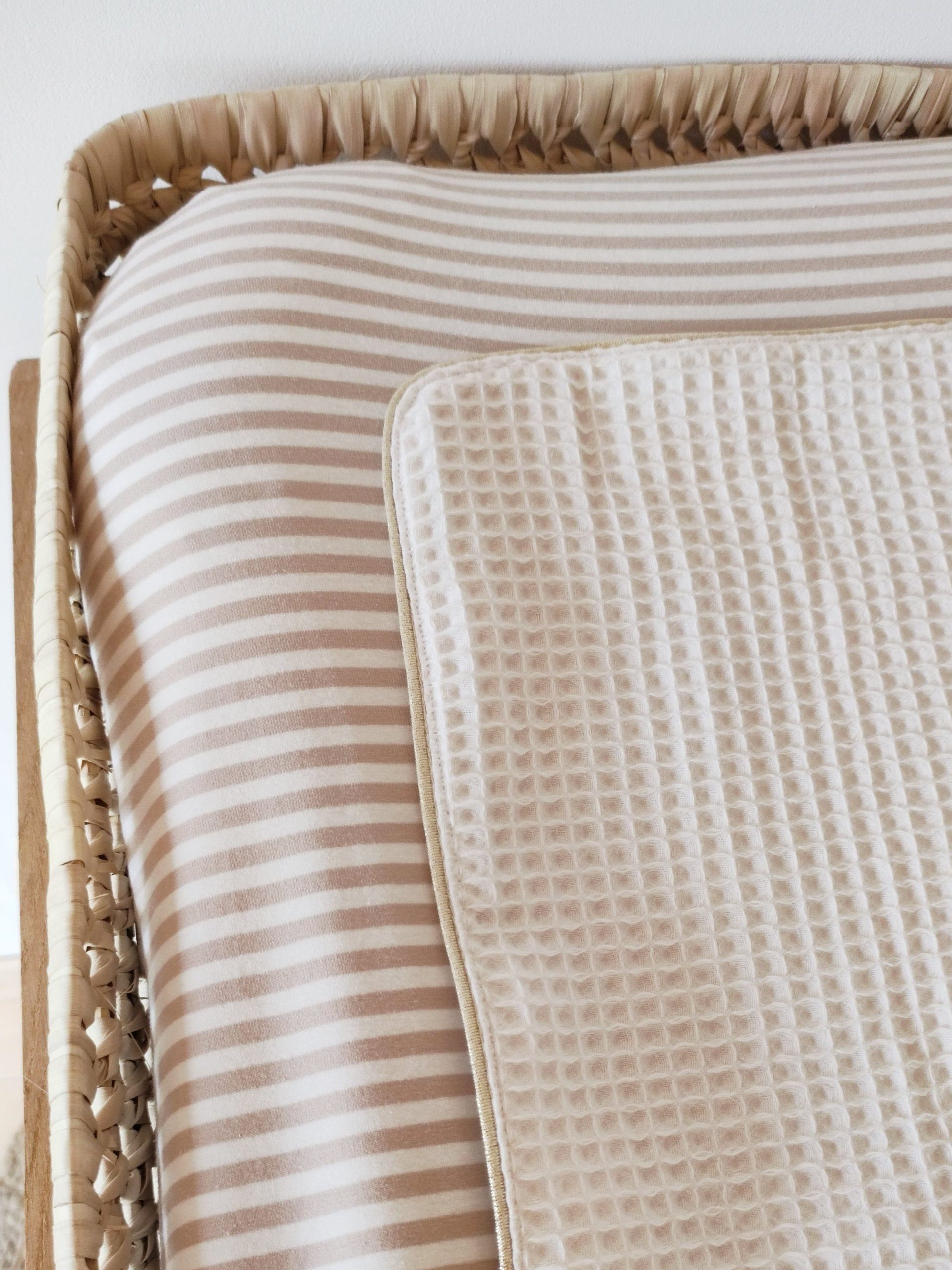 Housse de matelas à langer en jersey de coton "rayures" beige et blanc