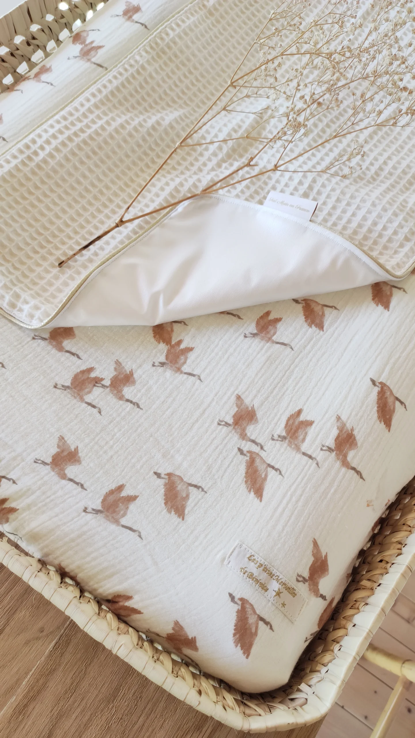 Housse de matelas à langer en double gaze de coton "Oies sauvages" – Image 8