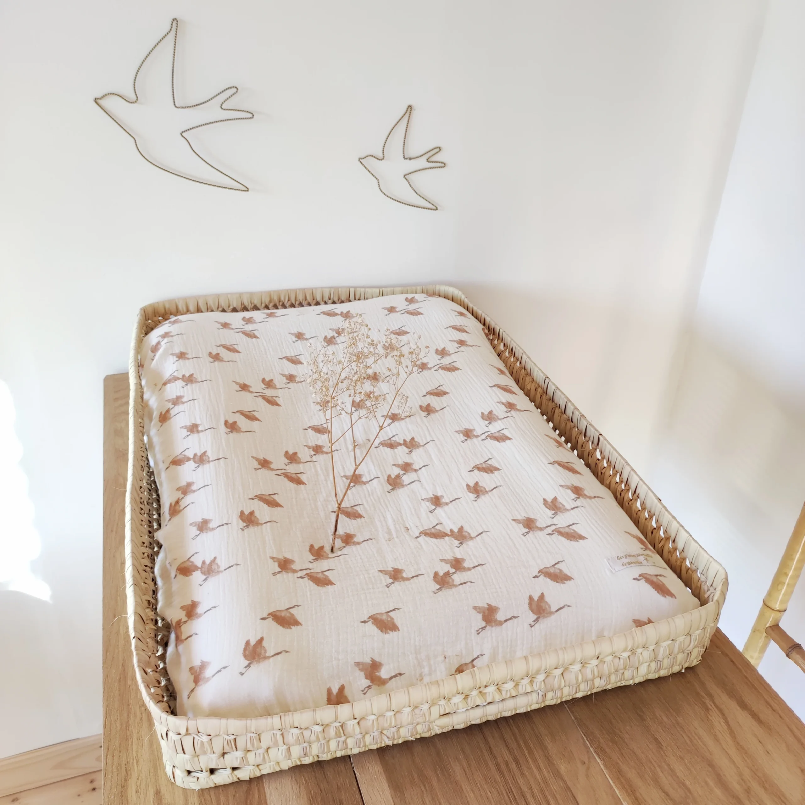 Housse de matelas à langer en double gaze de coton "Oies sauvages" – Image 5