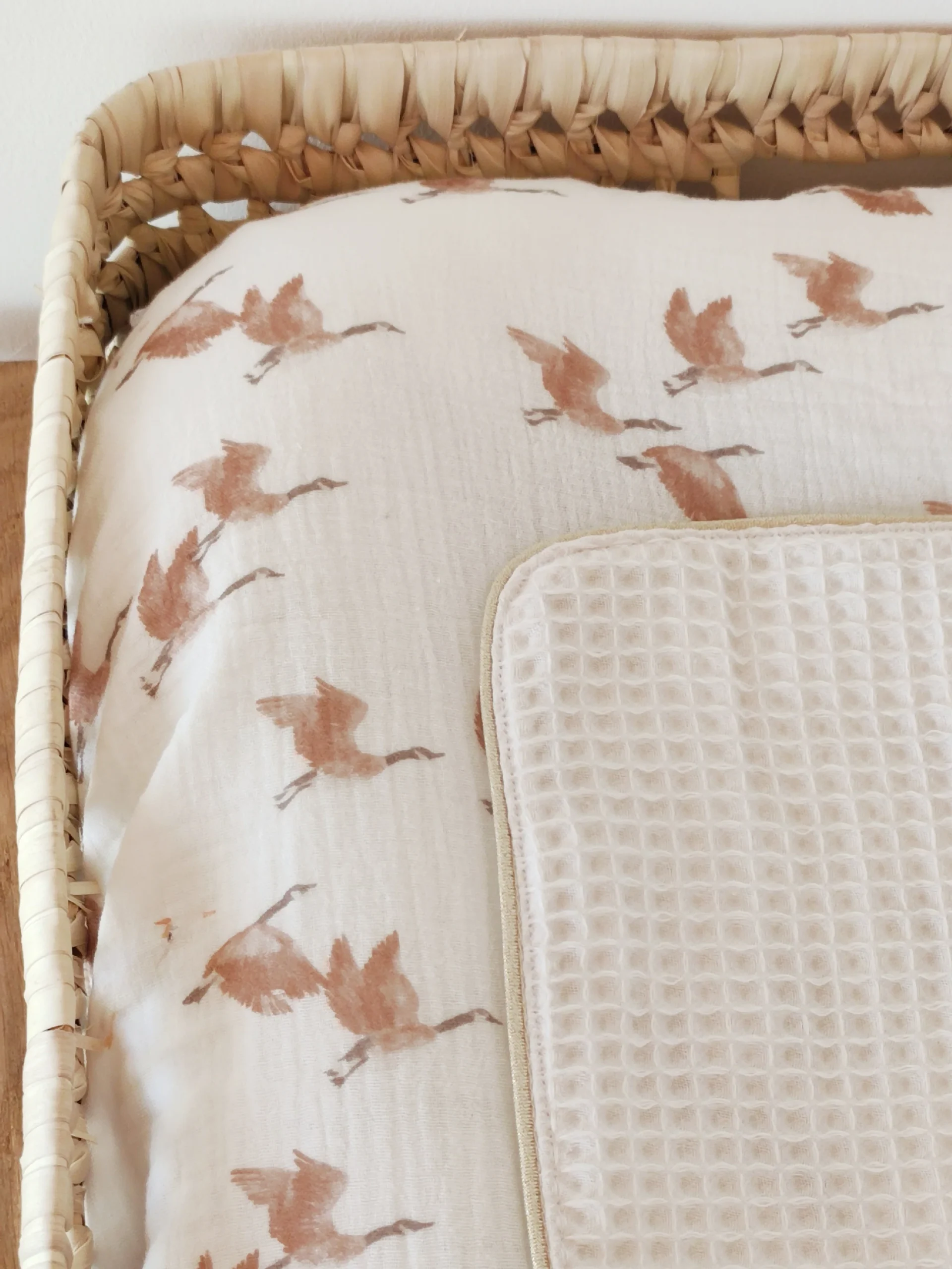 Housse de matelas à langer en double gaze de coton "Oies sauvages"