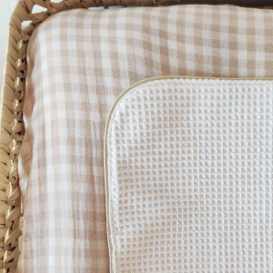 Housse de matelas à langer en double gaze de coton vichy beige et blanc cassé