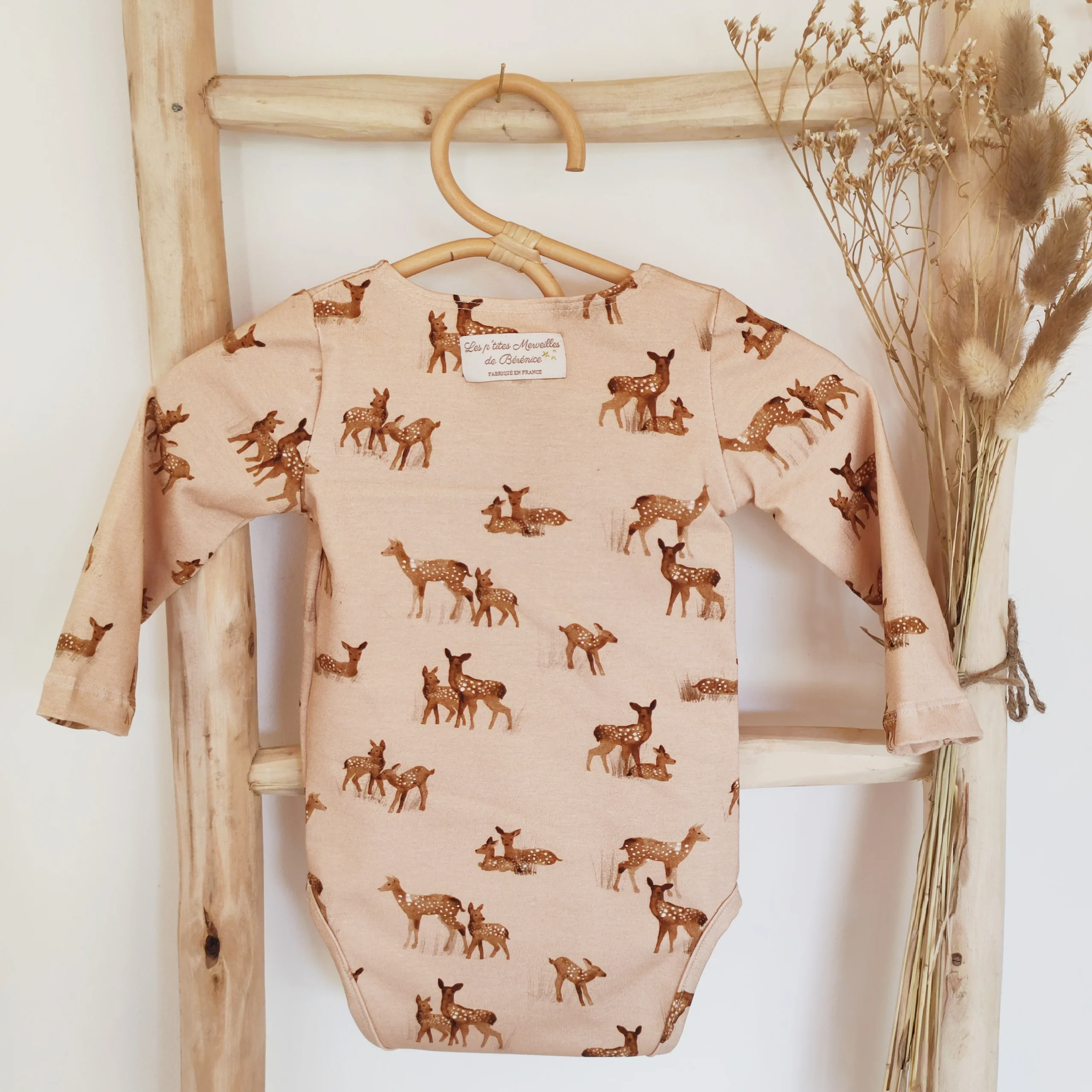 Body bébé "Sacha" à manches longues et col pressionné en jersey de coton soyeux beige amande "Biches" – Image 5
