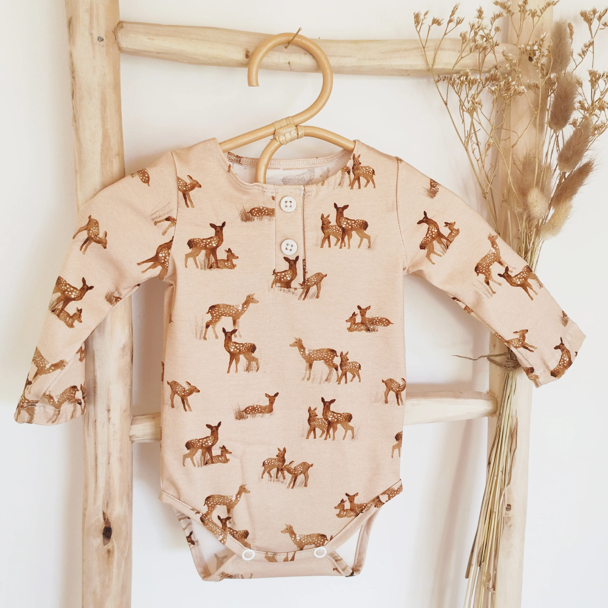 Body bébé "Sacha" à manches longues et col pressionné en jersey de coton soyeux beige amande "Biches" – Image 3