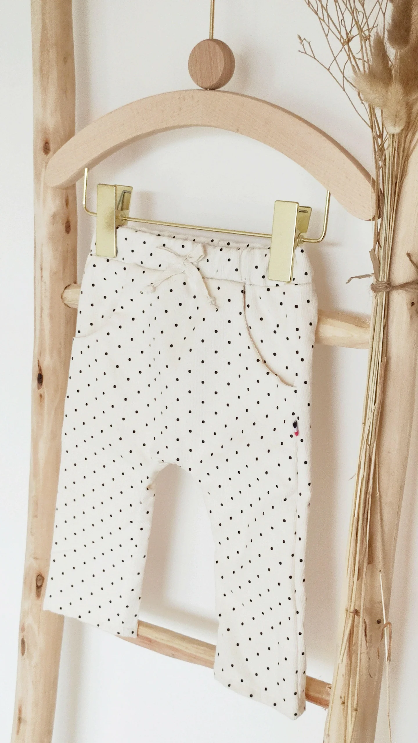 Pantalon bébé "Mahé" en velours côtelé blanc cassé à petits pois noirs – Image 8