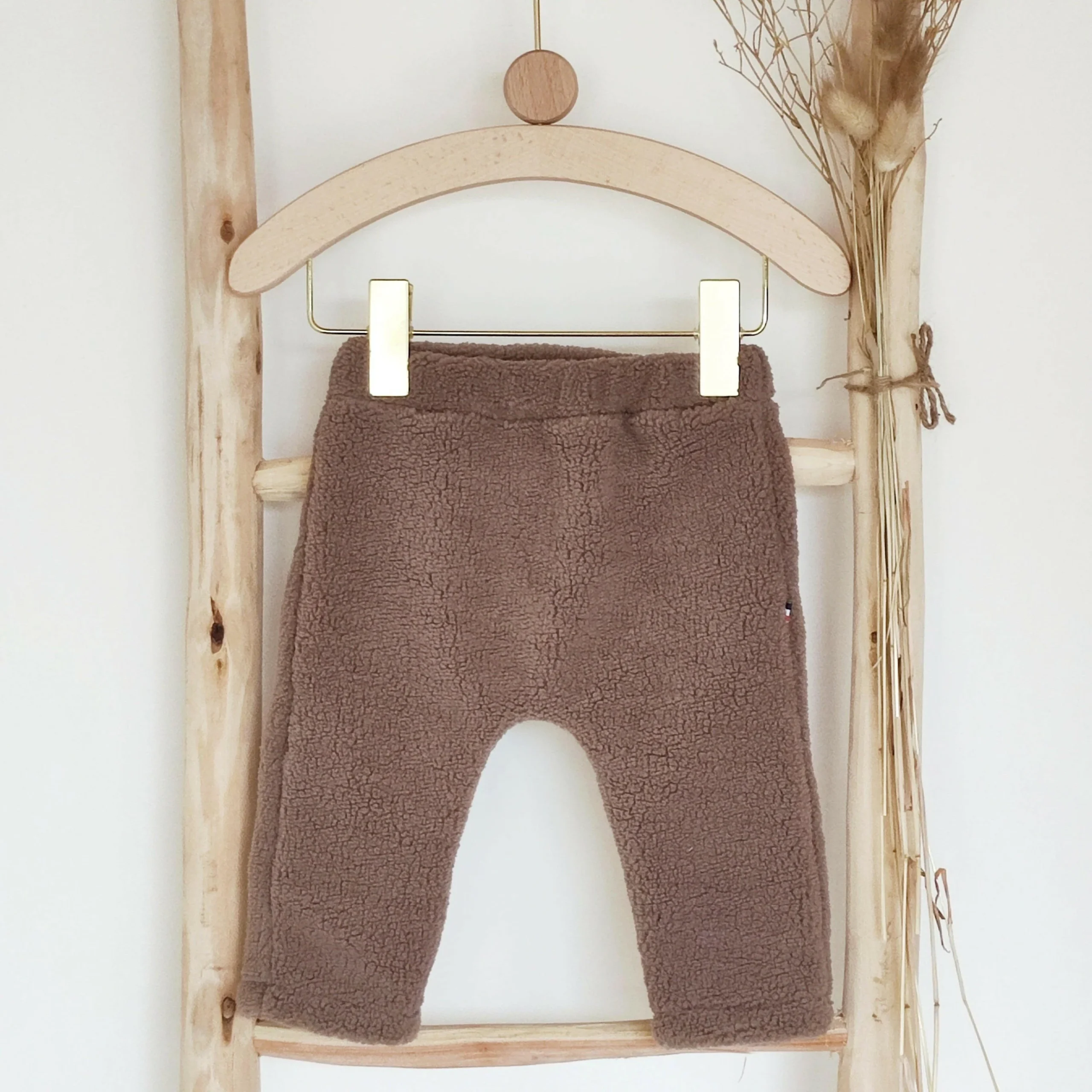 Pantalon bébé cocooning ourson Naël en fausse fourrure mouton sherpa chocolat – Image 7