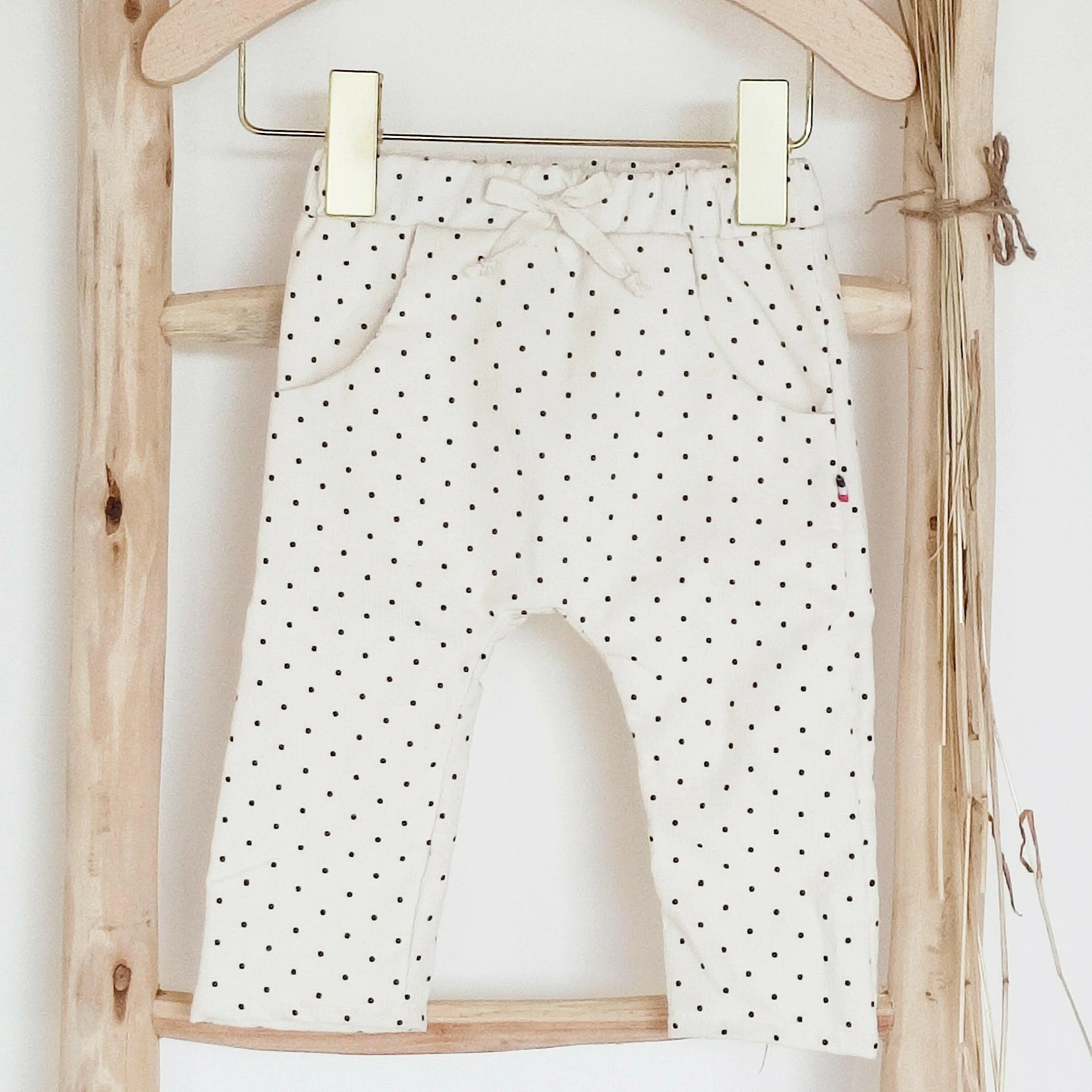 Pantalon bébé "Mahé" en velours côtelé blanc cassé à petits pois noirs – Image 7