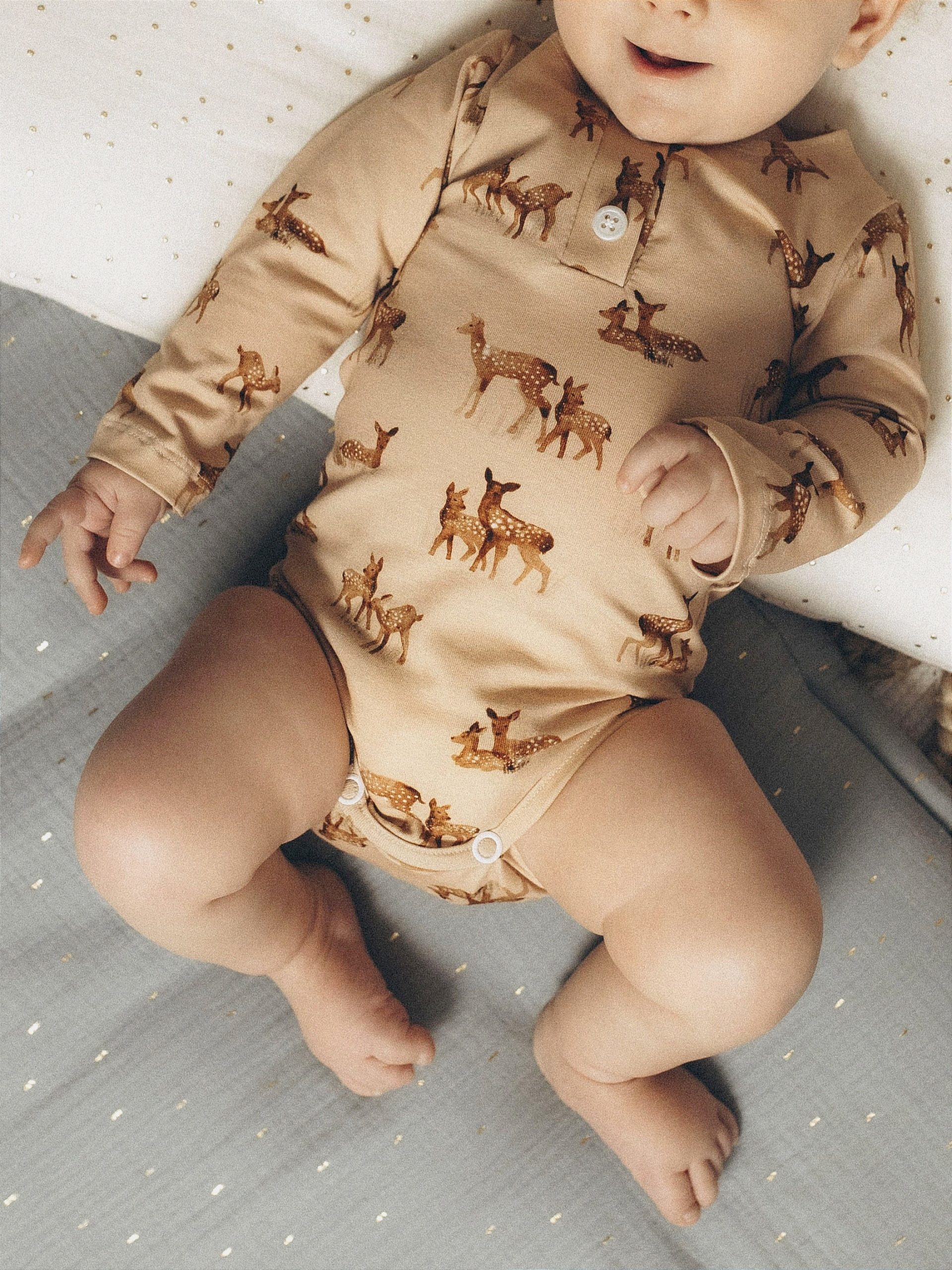 Body bébé "Sacha" à manches longues et col pressionné en jersey de coton soyeux beige amande "Biches" – Image 6