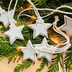 3 PETITES ÉTOILES EN PORCELAINE OR