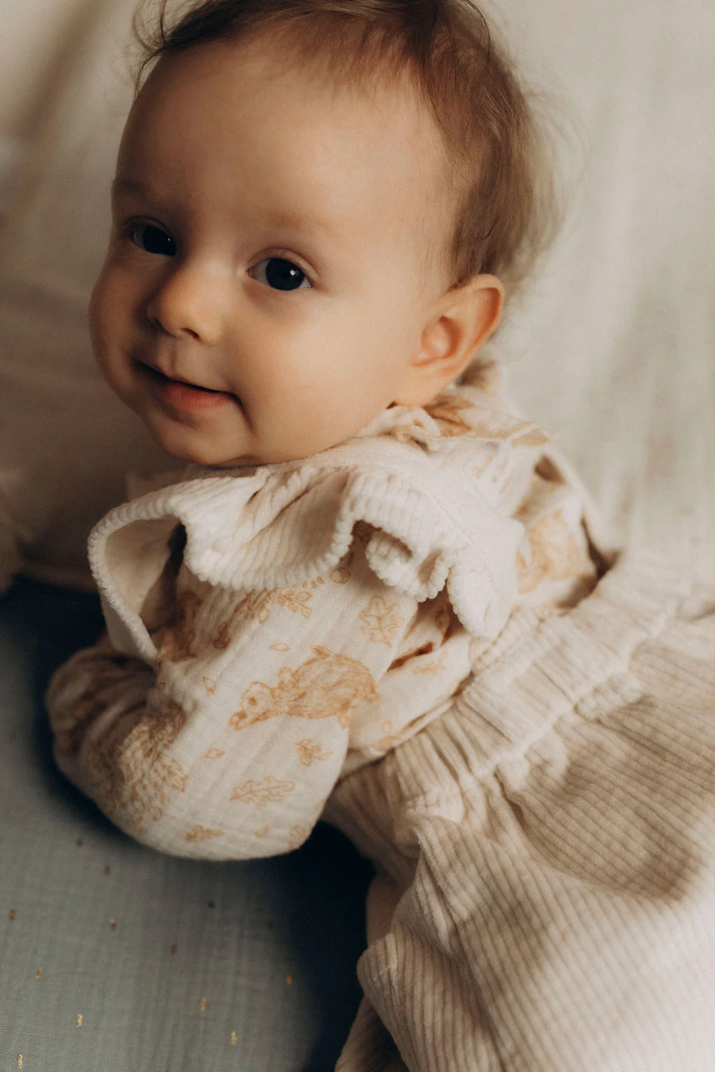Blouse Flora bébé fille en double gaze de coton écru écureuils folk – Image 4