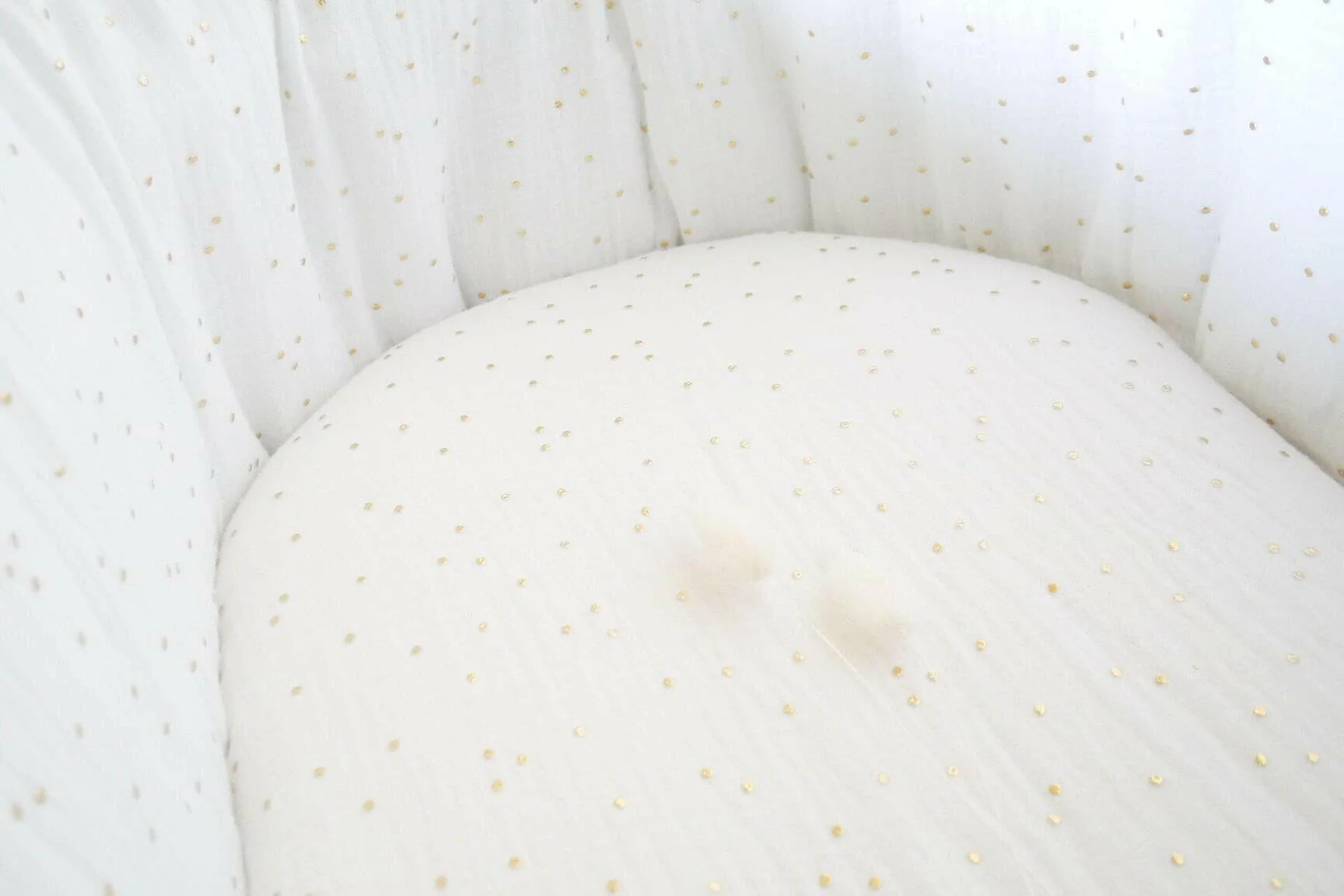 Couffin double gaze de coton blanc à pois dorés – Image 3