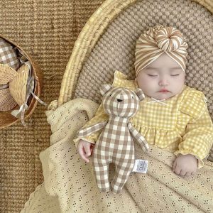 Ourson en peluche à carreaux camel – Spot Bébé™
