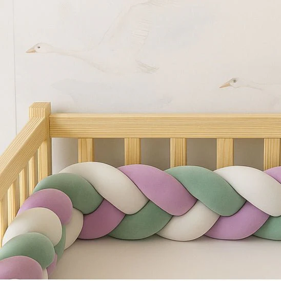 Tresse de lit bébé – Vert sauge, Lila et Blanc – Image 3